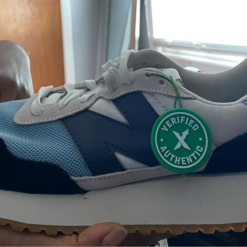 Unisex New Balance sneaker men  size 7 1/2